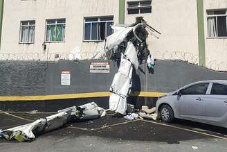Destroços do avião no estacionamento do edifício em que bateu em BH