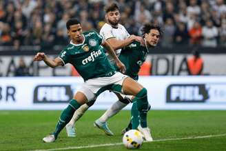 Gustavo Gómez e Murilo em partida do Palmeiras, em 2022