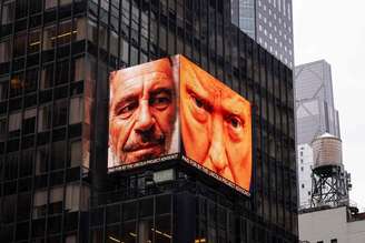 Rostos de Epstein e Trump foram exibidos na Times Square, em Nova York, em 30/4