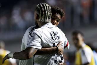 Neymar e Robinho Júnior comemoram gol contra o Flamengo em 2025 