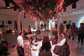 Convidados foram recebidos no pavilhão da Rússia com flores e música ancestral