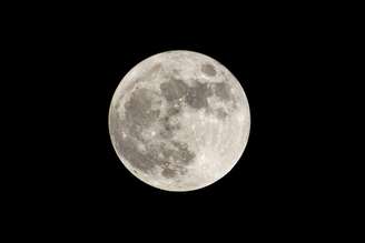 Com cerca de 86% da superfície iluminada, a Lua ainda se destaca no céu