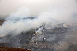 Fumaça sobe ao céu após explosões em fábrica de fogos de artifício em Liuyang