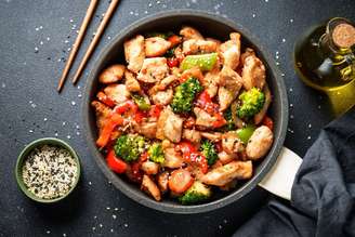 Frango refogado com legumes e gergelim