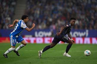 O lateral Omar El Hilali, do Espanyol, e Vinícius Júnior