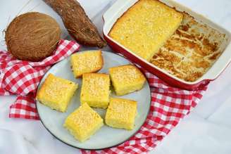 Bolo de mandioca com coco