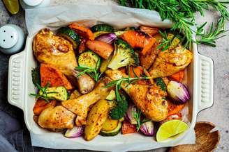 Frango assado com legumes e alecrim 