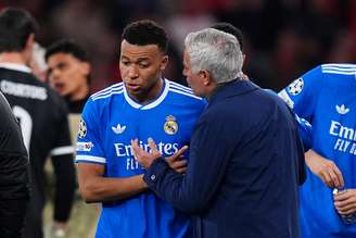 Mourinho conversando com Mbappé 