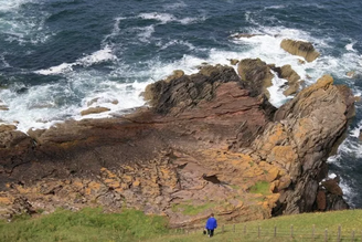 Nas pedras de Siccar Point, no litoral da Escócia (foto), o pai da geologia James Hutton reconheceu, em 1788, a importância geológica das discordâncias angulares observadas nas rochas desse afloramento. Essa descoberta ofereceu uma nova dimensão à geologia moderna, e a Charles Darwin a magnitude temporal que A Origem das Espécies exigia.