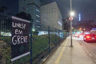 Cartazes anunciam greve no campus da Barra Funda da Unesp, zona oeste de São Paulo.