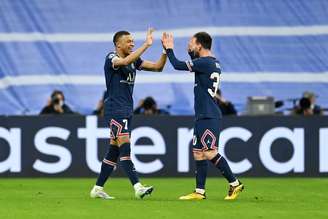 Messi e Mbappé pelo PSG (Photo by David Ramos/Getty Images)