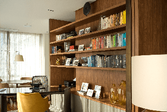 Estantes retornam aos projetos de interiores com visual mais leve e multifuncional Projeto: Escritório Denise Barretto |