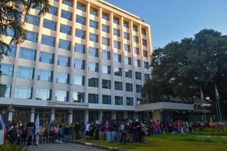 Estudantes bloqueiam entrada da reitoria com um cordão humano