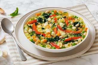 Sopa de legumes, feijão-branco e massa conchinha