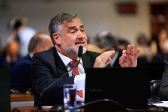 Proposta do líder do governo na Câmara mira jogos operados por algoritmos, veta publicidade das plataformas e mantém liberadas as apostas esportivas de quota fixa.