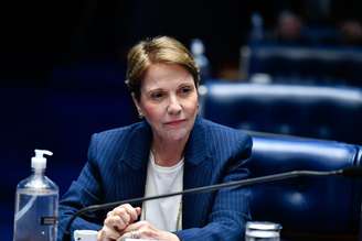 Perguntada se as investigações podem impactar as eleições de 2026, a senadora fez um gesto com as mãos de não saber.