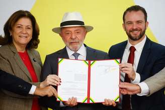 O presidente Luiz Inácio Lula da Silva durante a cerimônia de assinatura da medida provisória referente ao Novo Desenrola Brasil.
