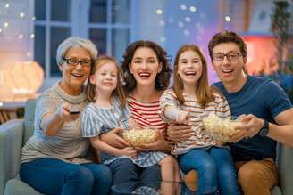 Reunir a família para assistir a filmes no Dia das Mães pode ser uma oportunidade para aprender inglês