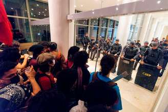 Grevistas invadem prédio da Reitoria da USP e Polícia Militar é acionada para controlar situação.