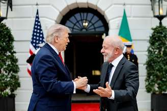 O presidente brasileiro Lula da Silva cumprimenta o presidente dos EUA, Donald Trump, na chegada à Casa Branca: viagem também tem uma segunda função, igualmente importante para Lula, já que cada ponto da agenda bilateral se relaciona diretamente com uma questão eleitoral interna. Ricardo Stuckert/PR, CC BY