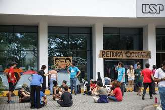 Alunos em greve acampam na frente do prédio da reitoria da USP, na Cidade Universitária