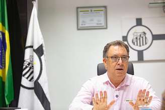 Marcelo Teixeira, presidente do Santos, foi cobrado por torcedor na Unisanta.
