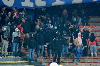 Torcedores do Independiente Medellín protestam em partida contra o Flamengo
