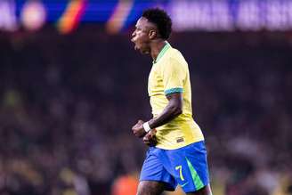 Brasil mira a final da Copa do Mundo, enquanto a Espanha surge como principal favorita