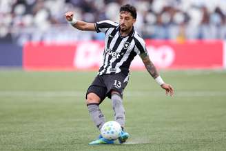 Alex Telles durante a derrota do Botafogo para o Remo 