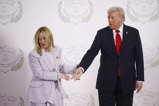 Giorgia Meloni e Donald Trump durante encontro no Egito, em outubro de 2025