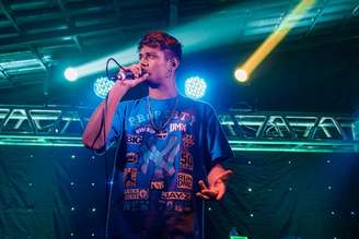 Gabriel Santana como o rapper Hungria na cinebiografia sobre o músico