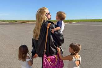 Virginia Fonseca posa com os filhos após voo de jatinho