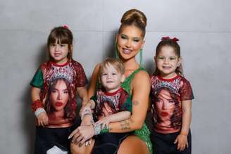 Virginia com os três filhos prestes a desfilar no carnaval 2026