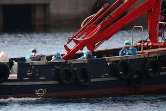 Passageiros do navio de cruzeiro MV Hondius são transferidos de barco para o porto após desembarcarem em Tenerife