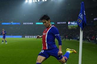 Kang – in Lee cobra escanteio para o PSG – Divulgação/PSG
