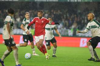Internacional arranca empate dramático contra o Coritiba nos acréscimos — 