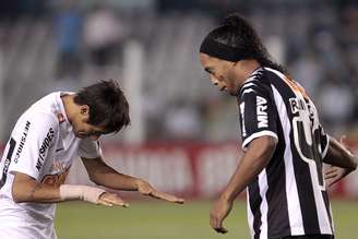 Neymar e Ronaldinho em partida entre Santos e Atlético-MG, em 2012