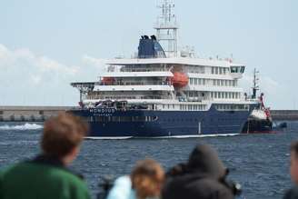 Embarcação parou em Tenerife em virtude das condições meteorológicas adversas