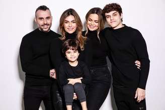 Mico Freitas ao lado de esposa e filhos