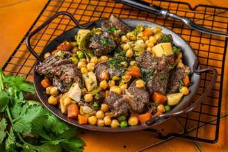 Refogado de carne com grão-de-bico e legumes