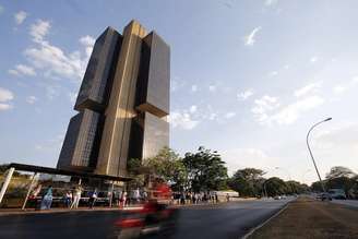 Crescimento do PIB esperado pelo mercado, de 1,85%, é maior do que o previsto pelo Banco Central, de 1,6%