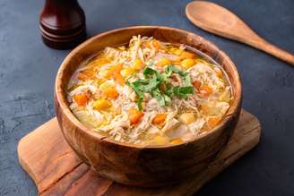 Sopa de frango com grão-de-bico