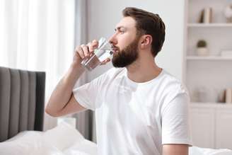 Veja hábitos simples para beber mais água no frio