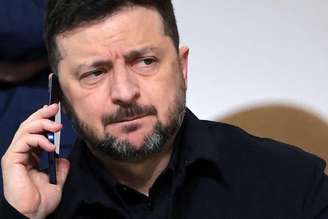 O presidente da Ucrânia, Volodymyr Zelensky, falando ao telefone celular