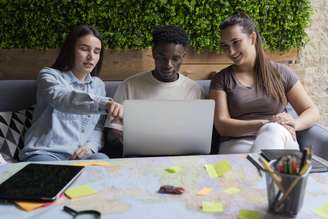 O que está acontecendo nas empresas com a entrada massiva de jovens no mercado de trabalho, segundo estudo