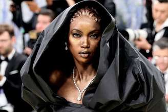 Anok Yai chegando ao Met Gala 2026