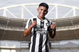 Thiago Almada em sua chegada ao Botafogo