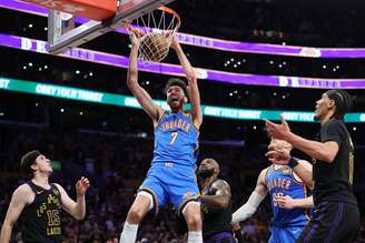 Chet Holmgren em enterrada na partida entre OKC Thunder e Los Angeles Lakers 