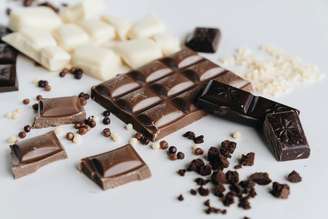 Chocolates em cima de uma mesa.