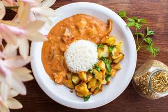 Estrogonofe de cogumelos com arroz branco e batatas